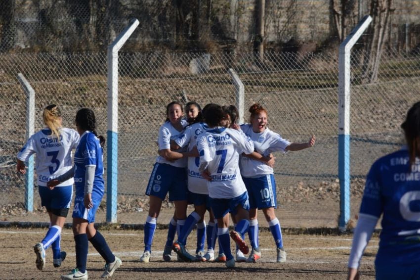 
El festejo. Las Tombinas cerraron un gran torneo invictas después de la goleada frente al CEC por 3-0 en la última fecha | Gentileza / Femegol
   