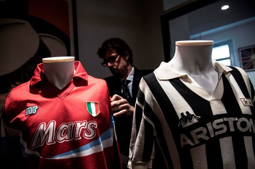 
    Camiseta usada por el legendario futbolista del SSC Napoli Argentina Diego Armando Maradona cerca de una del defensor Gaetano Scirea de la Juventus . (Foto por MARCO BERTORELLO / AFP)
   