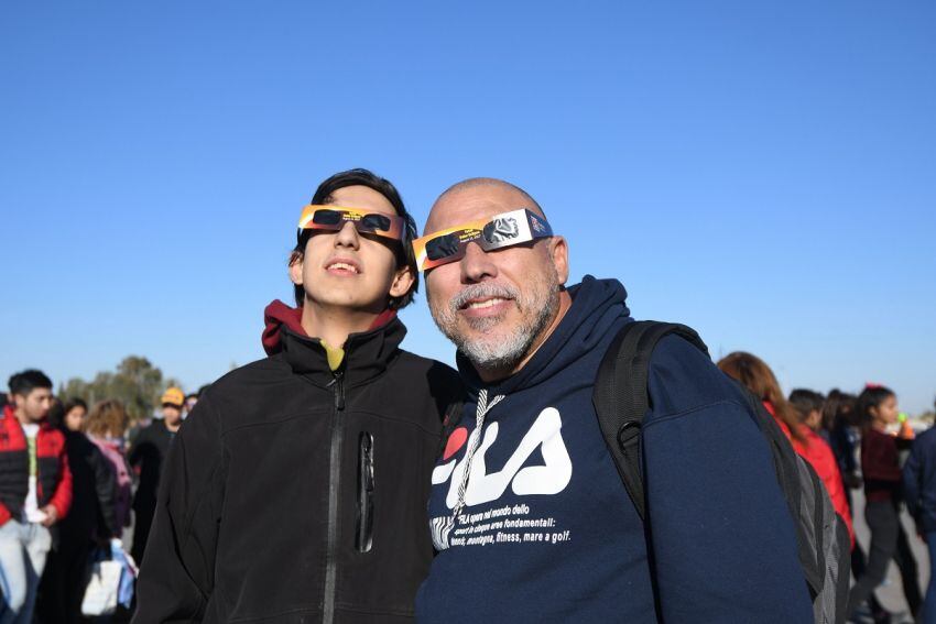 
Familia: Alberto y su hijo Lautaro compartieron el eclipse. | Marcelo Rolland / Los Andes
   