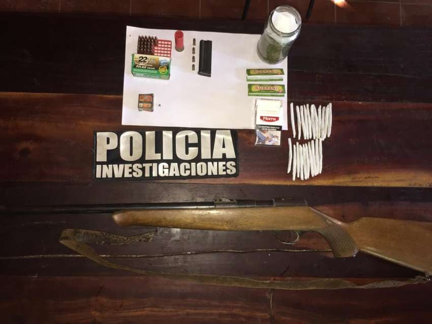 
    La Policía decomisó armas ilegales y cigarrillos de armado artesanal. - Prensa Ministerio de Seguridad
   