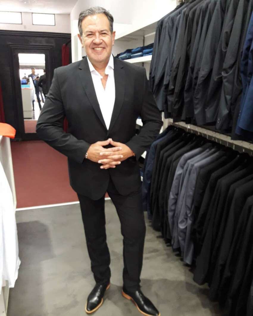 
    Alejandro Coccia, periodista de ESPN, también se viste en la tienda de Pablo.
   