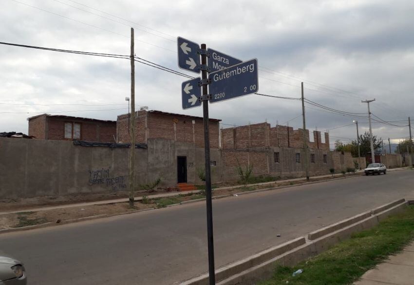 
    La menor fue alcanzada por un disparo en esta esquina. - Los Andes
   