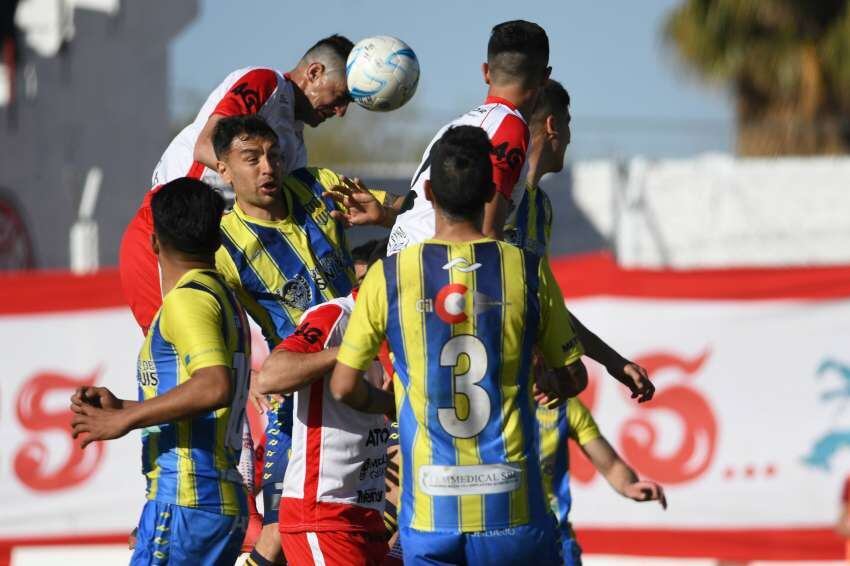 
Golazo. Momento exacto en el que el capitán Adolfo Tallura conecta de cabeza y envía el balón al fondo de la red. Triunfazo | José Gutiérrez / Los Andes
   