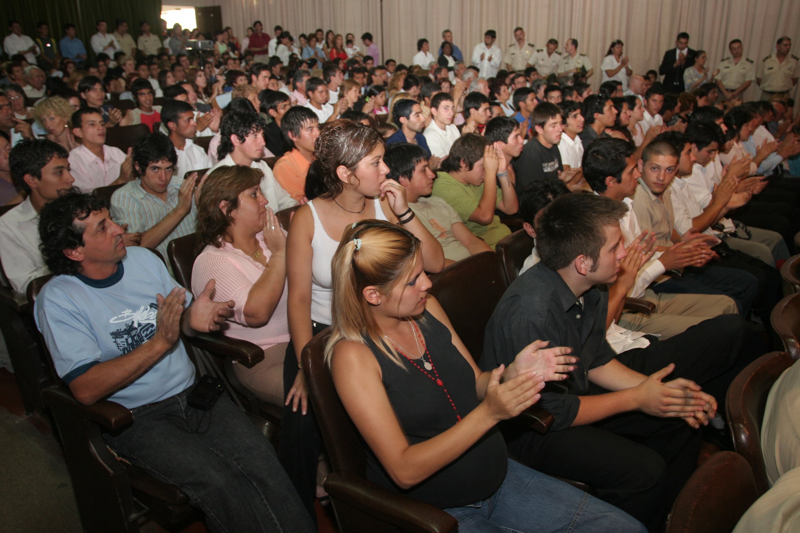 Alumnos del Servicio Cívico reciben su diploma en un acto en el Liceo Militar en 2005.  Foto archivo Los Andes