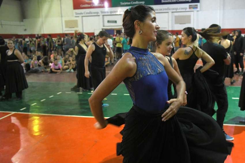 
Práctica conjunta. Parte del elenco de danza folcórica y contemporánea durante la primera reunión.  | Ignacio Blanco / Los Andes
   