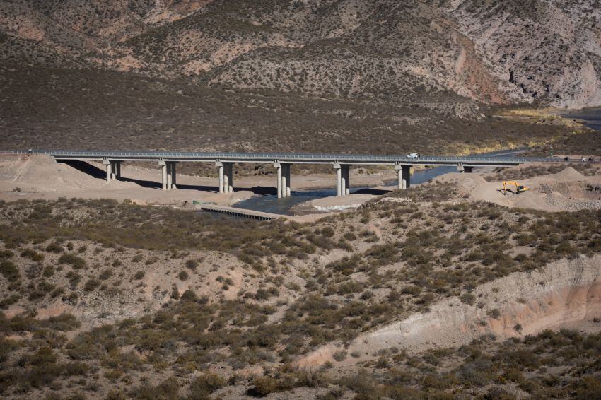 
Río diamante. El puente tiene 14,5 metros de ancho.  | Ignacio Blanco / Los Andes
   