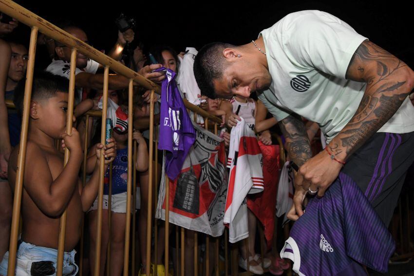 
Expectativa. Otra vez el equipo de Gallardo arribó a Mendoza, y sus hinchas lo disfrutaron. | Marcelo Rolland / Los Andes
   