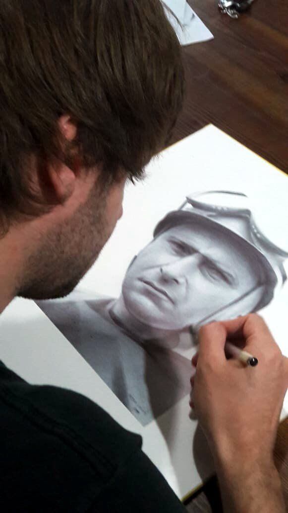 
Nicolás Lahitte | El dibujo de Juan Manuel Fangio, que recibió Lewis Hamilton en Brasil, es del artista argentino Nicolás Lahitte. Conocé su historia.
   