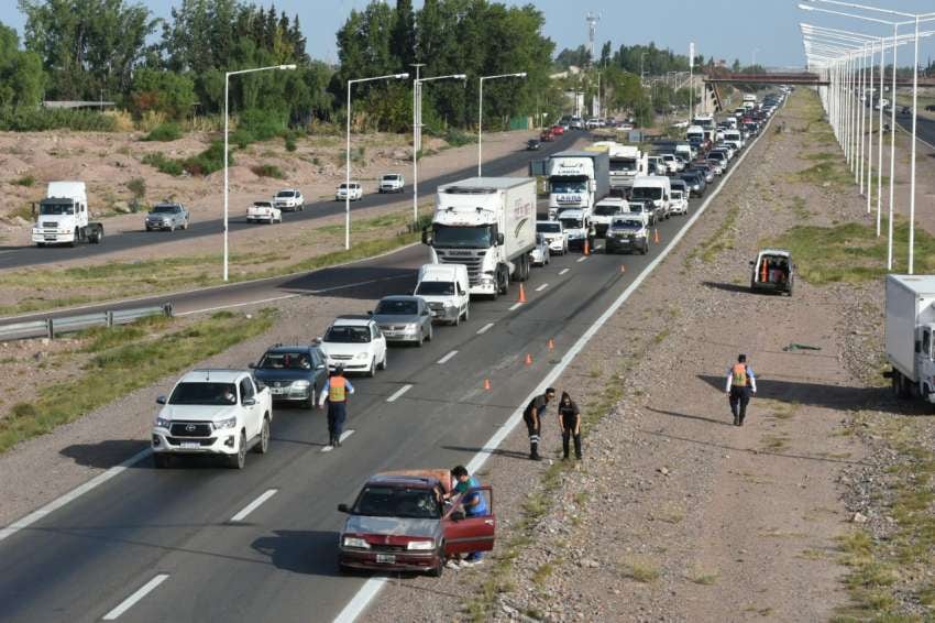 
    El flujo vehicular se vio afectado debido a que sólo se podía circular en una sola mano de la doble vía. - Mariana Villa / Los Andes
   