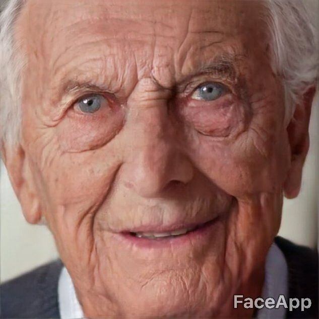 
    El presidente Macri también pasó por el filtro de FaceApp.
   