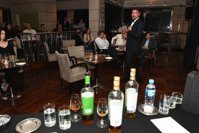 
Gonzalo Palacio, embajador de The Macallan para Latinoamérica, ofeció una degustación en Mendoza | José Gutiérrez / Los Andes
   