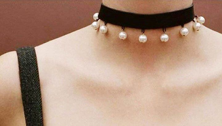 
    Chocker con perlas. La versión más minimalista de Fonrouge.
   