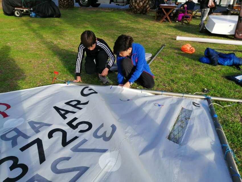 
Autosuficientes. Los pequeños aprenden a armar solitos el barco con su vela.  | Los Andes
   