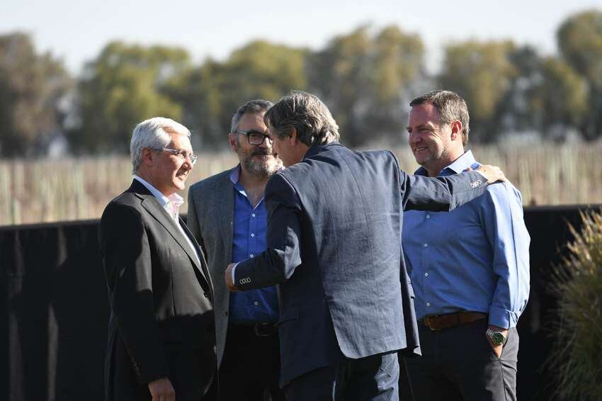 
Compañeros. Tanús, Félix González, Emir Félix y Eduardo Bauzá. | Marcelo Rolland / Los Andes
   