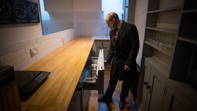 En otro de los entrepisos se ubica la cocina que es el lugar más estrecho de la casa.