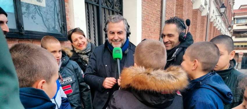 
    Los chicos le enviaron saludos a David por si estaba viendo la entrevista en directo. - Onda Cero
   