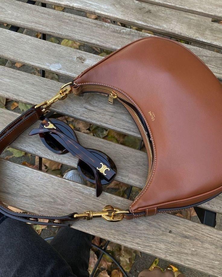 Cartera oval marrón.