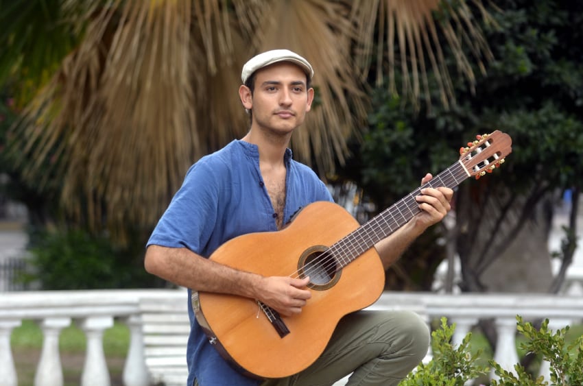 
Guitarra compañera. Nahuel retrata con ella su particular sensibilidad para la música popular. | Patricio Caneo / Los Andes
   