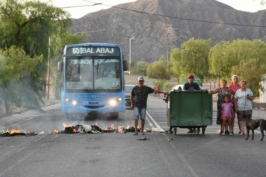 
Para reclamar el servicio, los vecinos cortaron avenida Champagnat | Mariana Villa / Los Andes
   