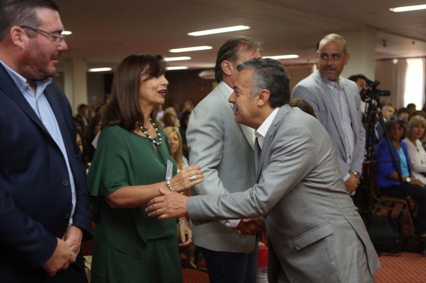 
El gobernador Cornejo y funcionarios de educación en el lanzamiento del ciclo escolar. | Gentileza / Gobierno de Mendoza
   