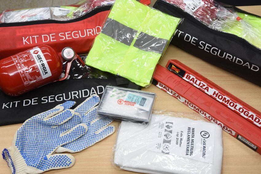 
Indispensable. Para no recibir multas no sólo hay que evitar infracciones, sino llevar un kit con algunos elementos básicos de seguridad. | José Gutiérrez / Los Andes
   