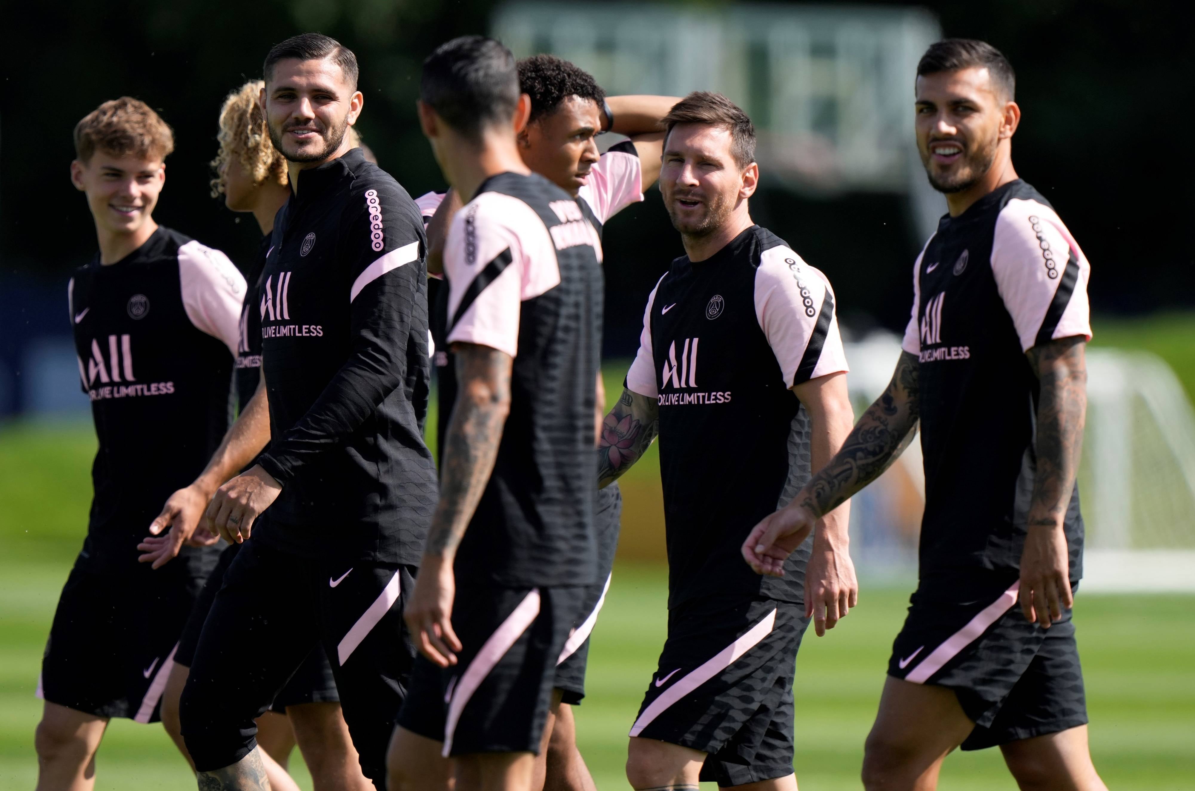 Lionel Messi junto a Icardi, Paredes y más jugadores del PSG, en la práctica. (AP Photo/Francois Mori)