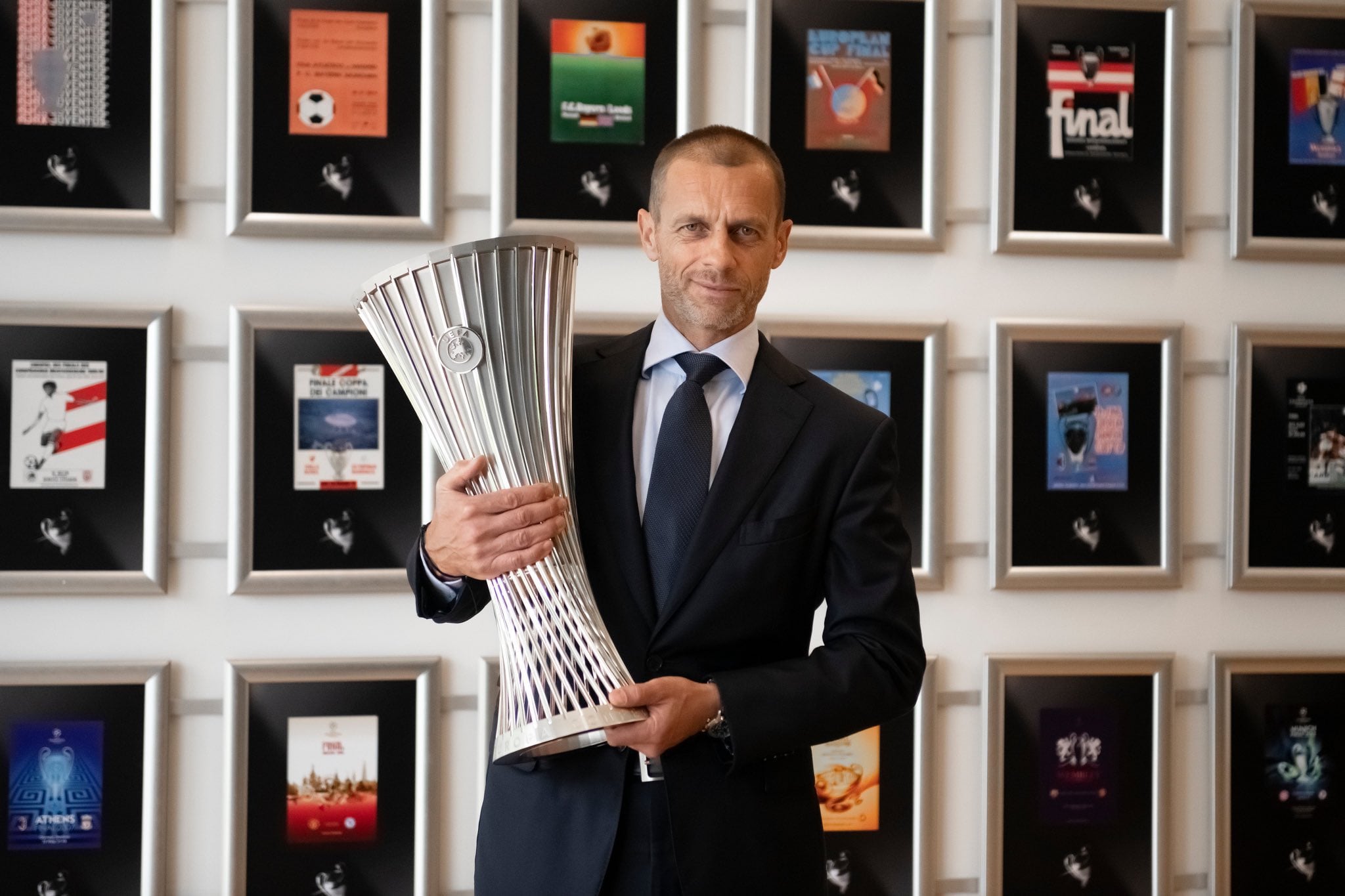 Aleksander Čeferin, presidente de la UEFA, posa con el trofeo de la Conference League.