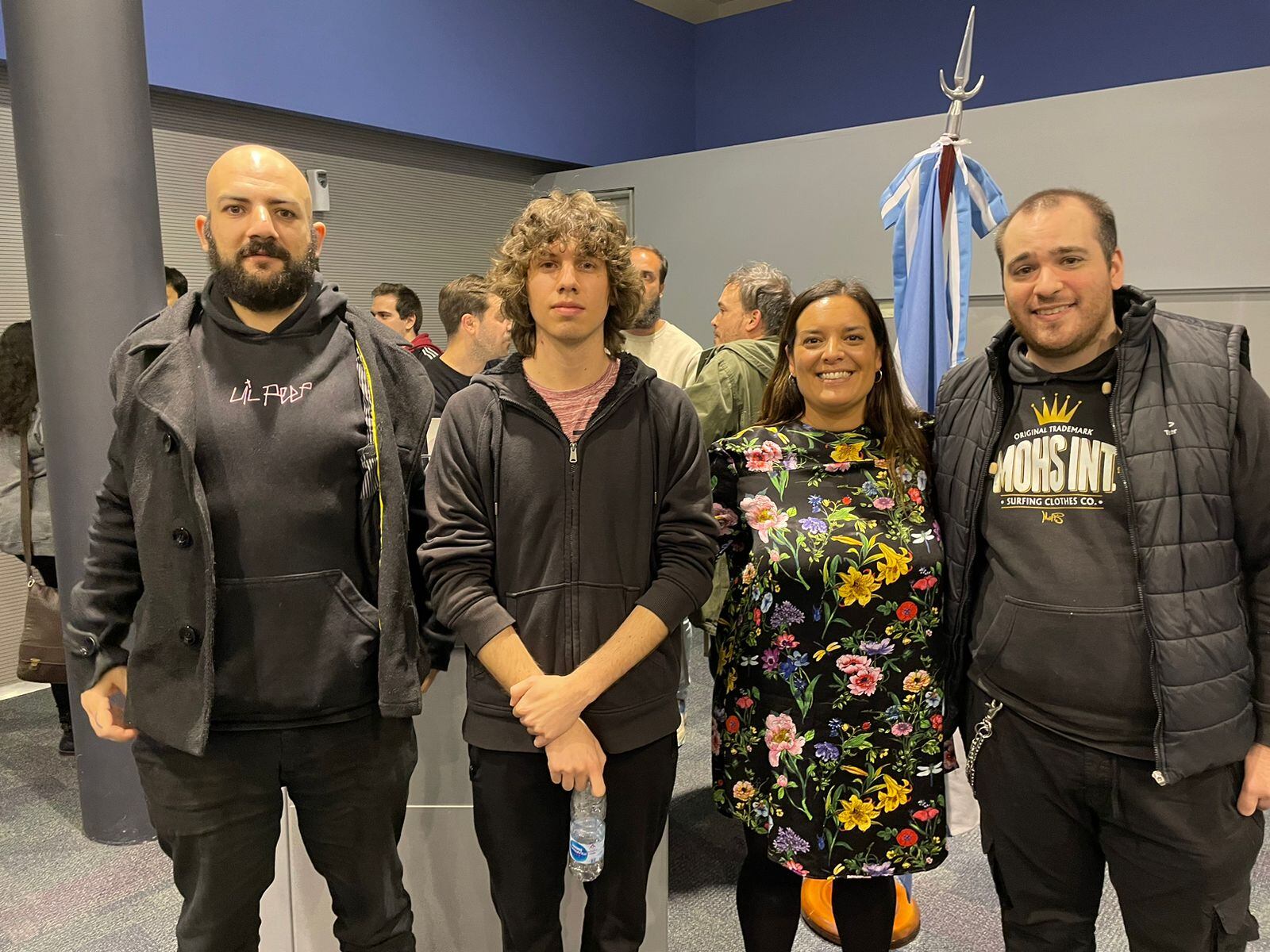 Agustin Perez Burgos, Quimey Ortíz y Diego Bresso, ganadores del viaje a Buenos Aires. Entre ellos, Dévora Agostino.