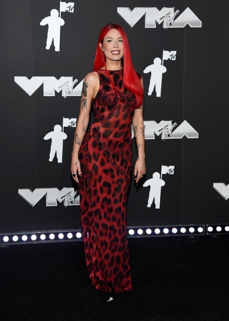 Halsey, en vintage Versace.