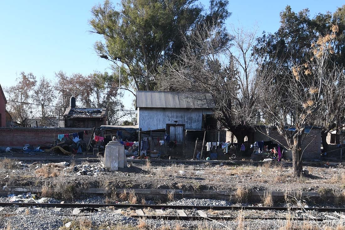 Actualmente la estación del ferrocarril de Fray Luis Beltrán está usurpada. Foto: Marcelo Rolland / Los Andes