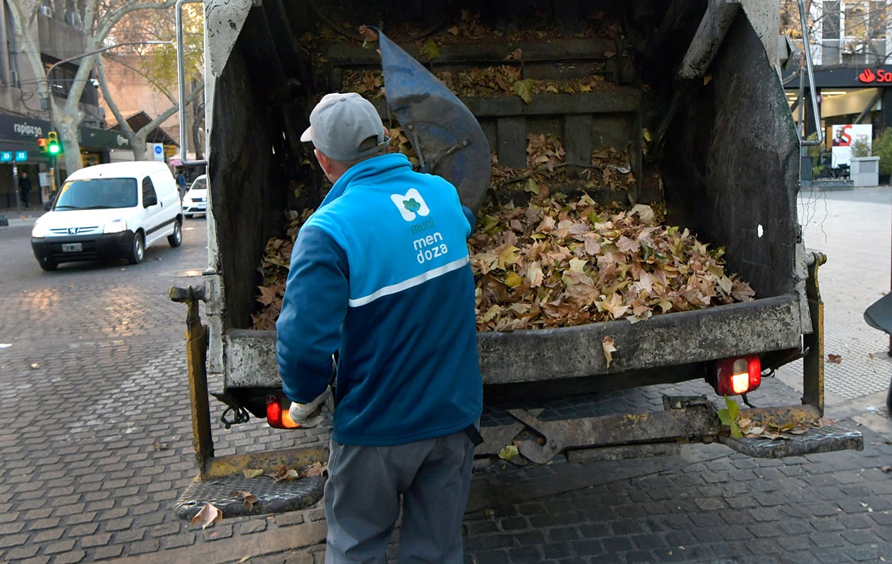 A primera hora de la mañana, el viento Zonda se hizo notar en sectores del Gran Mendoza. Empleados municipales barren las calles. Foto:  Orlando Pelichotti

