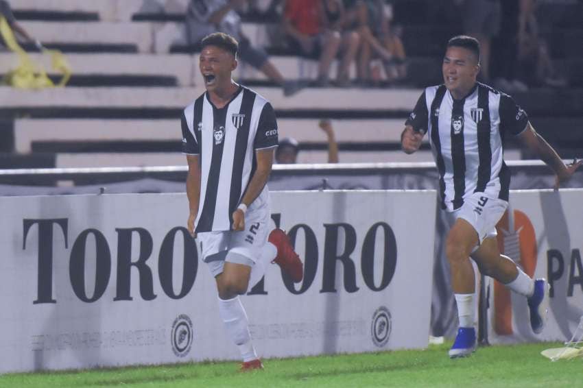 
Mazur después de dejar a dos rivales en el camino convirtió el cuarto gol. | Ignacio Blanco / Los Andes
   