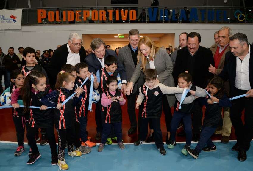 
Los hermanos Felix acompañaron a Fernández Sagasti en la inauguración del nuevo polideportivo
