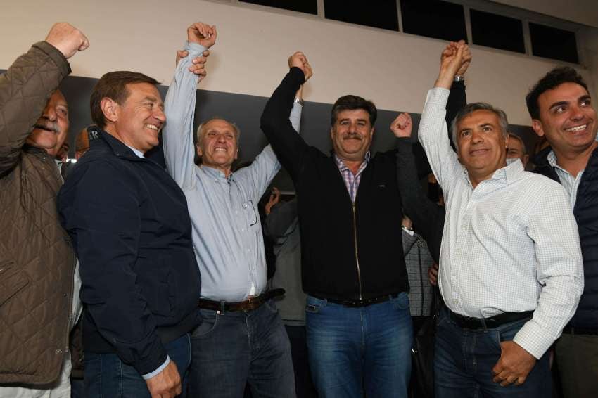 
Festejo radical. Suárez, Abed y Cornejo fueron a San Martín para levantarle la mano al intendente electo Raúl Rufeil. | José Gutiérrez / Los Andes
   