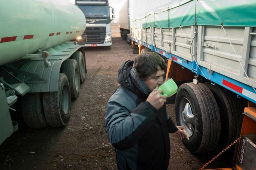 
Alejandro Molina desayuna en Puerto Seco, a la espera de la apertura del paso a Chile. | Ignacio Blanco / Los Andes
   