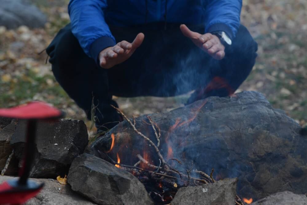 Los asados y reuniones en campings o en la zona de Potrerillos, por ejemplo, están autorizados. No deben ser más de 10 personas por grupo, y deben usar tapabocas. Foto: Archivo / Los Andes.