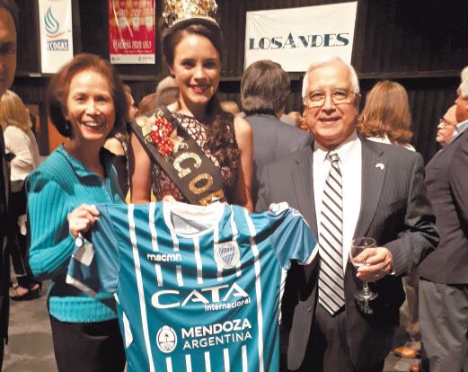 
El embajador de EEUU en Argentina, Edward Prado, y su esposa María posan junto a la Reina de Godoy Cruz, Regina Coluchi | Gentileza
   