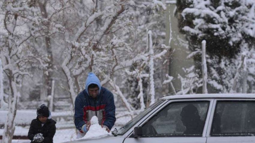 
    La nieve del sur provincial espera ser el atractivo para miles de turistas. / Los Andes
   