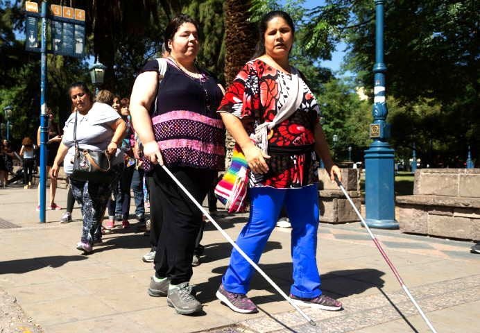 
Francesca y Eugenia finalmente consiguieron tomar el 401. | Ignacio Blanco / Los Andes
   