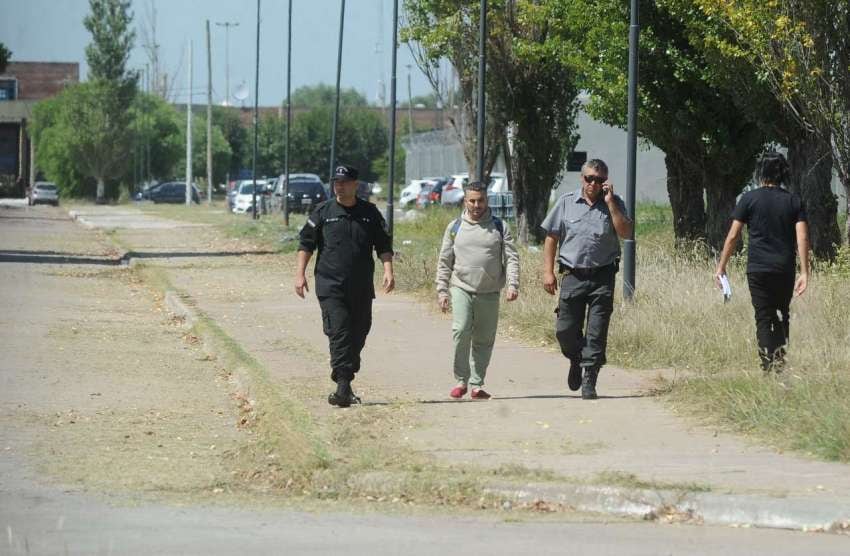 
    Entre guardiacárceles, Tablado abandonó la cárcel 24 años después de matar de 113 puñaladas a Carolina Aló. / Clarín
   