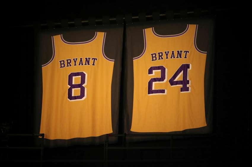 
Las camisetas que usó Kobe en los Lakers lucieron en el Staples Center. | AP
   