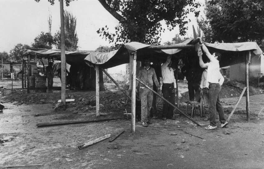 
Resguardo. Se improvisaron lugares para dormir en la calle. | Archivo / Los Andes
   