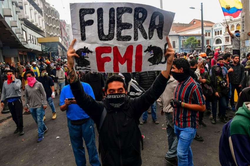 
Foto: AFP | Un manifestante sostiene una pancarta que dice "Fuera el FMI" .
   