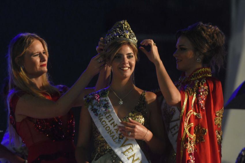 
Maria Laura en el momento de la coronación.  | Ignacio Blanco / Los Andes
   