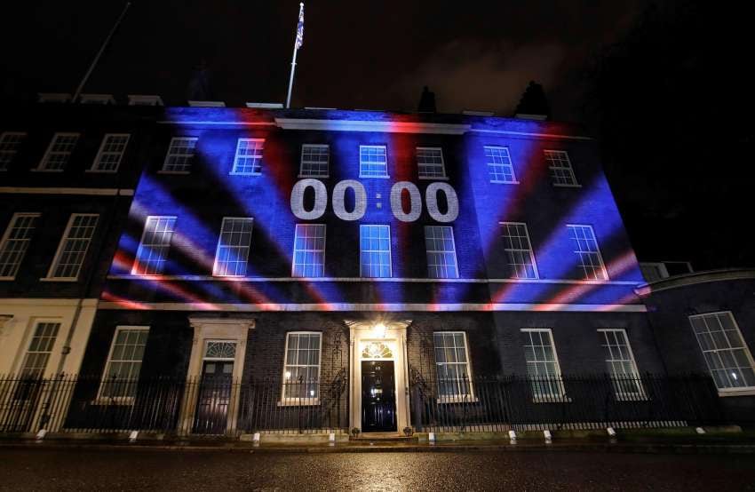 
Un reloj digital de cuenta regresiva Brexit mostró cuando el tiempo llegó a las 11 en el frente de 10 Downing Street | AFP
   