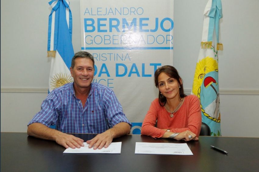 
Candidato 2. Alejandro Bermejo al firmar el acuerdo con su vice, Cristina Da Dalt.. | Twitter
   