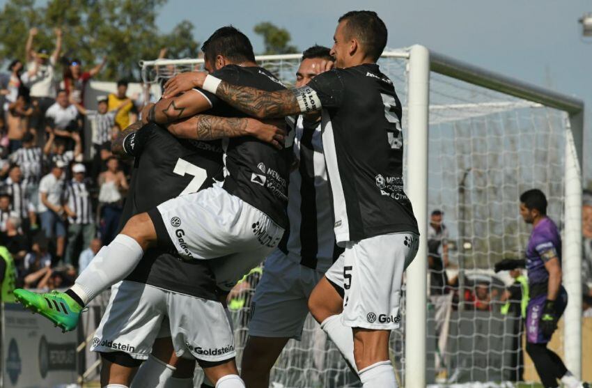 
    Gimnasia y Esgrima venció a Independiente Rivadavia por 1 a 0 y rompió una racha sin triunfos en el clásico de 36 años por torneos federales. El gol del Lobo fue obra de Patricio Cucchi. - Orlando Pelichotti / Los Andes
   