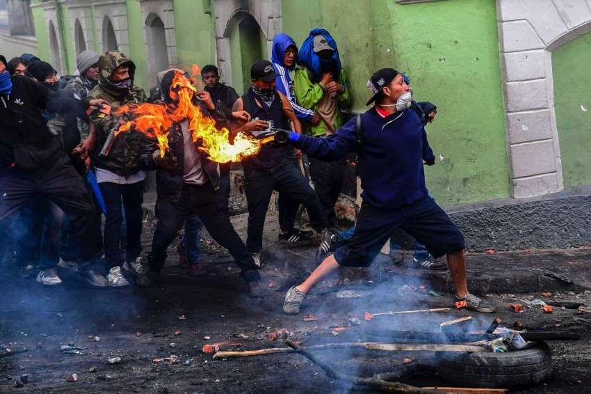 
Foto: AFP | Un manifestante arroja una bomba "molotov" contra la policía antidisturbios.
   