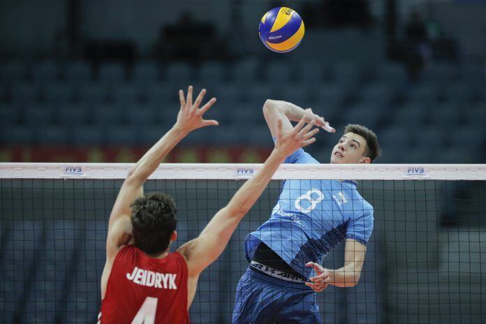 
Loser. Agustín rindió a pleno con el campeón nacional, Bolívar Voley. | Los Andes
   