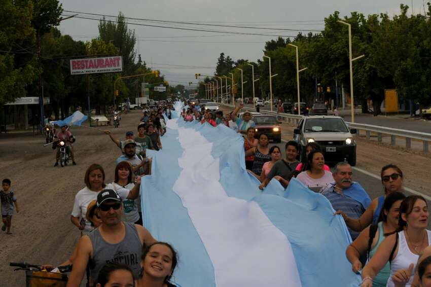 
Vecinos de San Carlos, Tupungato y Tunuyán extendieron la bandera a lo largo de la marcha en defensa del agua. | Orlando Pelichotti / Los Andes
   